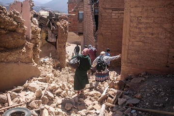 Los residentes huyen de sus hogares después de un terremoto en la aldea de Moulay Brahim, cerca del epicentro del terremoto, en las afueras de Marrakech, Marruecos.