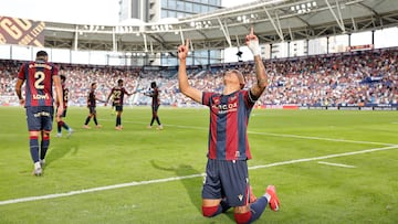 VALENCIA, 02/11/2025.- El centrocampista hondureño del Levante, Kervin Arriaga celebra el primer gol de su equipo durante el partido ante el Celta correspondiente a la undécima jornada de LaLiga EA Sports disputado este domingo en el Ciutat de València. EFE/ Ana Escobar