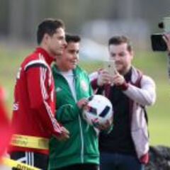 Aficionados mexicanos en EU, apoyan a Chicharito Hernández