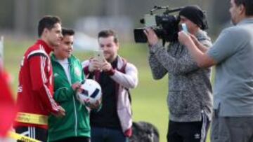 Los mexicanos han buscado foto o autógrafo con el Chicharito