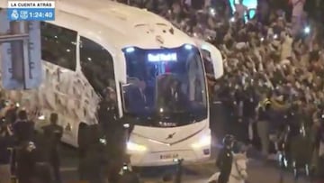 El apoteósico recibimiento en el Bernabéu al autobús del Madrid