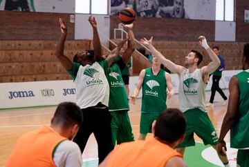 Melvin Ejim  Will Thomas  y Tyler Kalinoski en pleno entrenamiento.