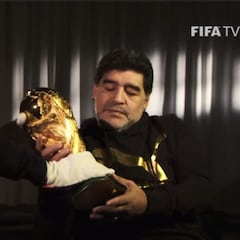 Diego Maradona se reencuentra con la Copa del Mundo