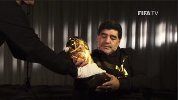 Diego Maradona se reencuentra con la Copa del Mundo