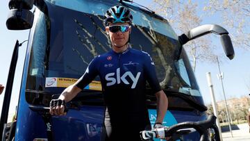 Chris Froome baja del autobús del equipo Sky.