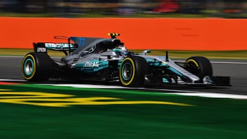 Valtteri Bottas con el Mercedes en Silverstone.