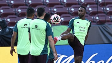 Julián Quiñones durante un entrenamiento con la Selección Mexicana.