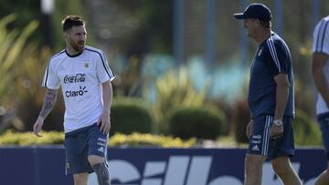 Edgardo Bauza habla con Leo Messi en un entrenamiento de la selecci&oacute;n argentina.