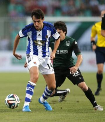 El centrocampista de la Real Sociedad Rubén Pardo pelea un balón con el centrocampista uruguayo del Krasnodar, Mauricio Pereyra.