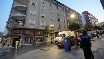 Dos agentes de Policía Local y una ambulancia en las inmediaciones del edificio donde se ha producido el fuego, en la calle Alfonso X el Sabio de Vigo, a 11 de octubre de 2023, en Vigo, Pontevedra, Galicia (España). Cuatro menores de edad han muerto y ocho personas han resultado heridas y han sido trasladadas a diversos centros hospitalarios por un incendio en un edificio en Vigo. Además, vecinos del inmueble, que han sido desalojados, están siendo atendidos por psicólogos especializados en emergencias. El incendio se ha producido en torno a las cuatro de la mañana y los fallecidos pertenecen a la misma familia.
11 OCTUBRE 2023;INCENDIO;FUEGO;FALLECIDOS;MENORES
Javier Vázquez / Europa Press
11/10/2023