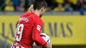 Atletico Madrid's Spanish forward #19 Alvaro Morata celebrates scoring a goal during the Spanish league football match between UD Las Palmas and Club Atletico de Madrid at the Gran Canaria stadium in Las Palmas de Gran Canaria on November 3, 2023. (Photo by JAVIER SORIANO / AFP)