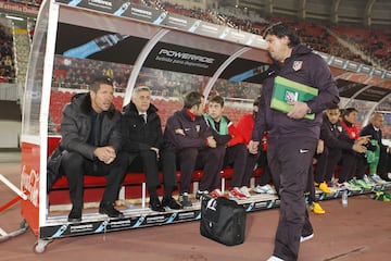 Burgos con libreta en mano, se encargaba del bal¨®n parado que hizo temible al Atl¨¦tico campe¨®n de Liga en la 2013-14.
