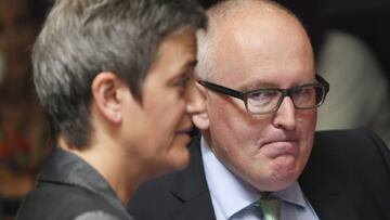 La comisaria europea de la Competencia, Margrethe Vestager (i), y el vicepresidente primero de la Comisi&oacute;n Europea, Frans Timmermans (d)