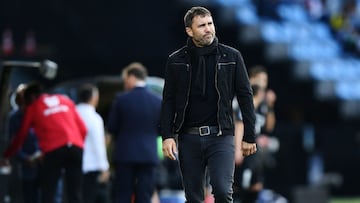 El entrenador argentino Eduardo Coudet camina por el &aacute;rea t&eacute;cnica durante el partido entre el Celta y el Elche. 