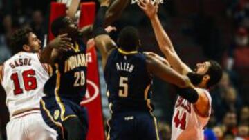 Pau Gasol y Nikola Mirotic, pelean por un rebote junto a Ian Mahinmi y Lavoy Allen.