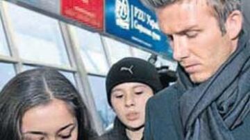 <b>LA ESTRELLA. </b>Beckham firmó autógrafos a la llegada a Kiev.