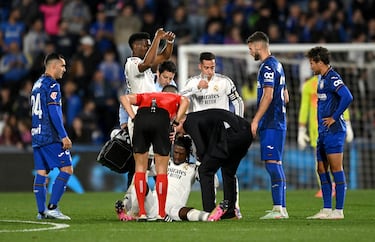 Tras una acción con Luis Milla, el futbolista francés tuvo que abandonar el terreno de juego.