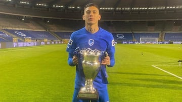 Arteaga presume su campeonato con el Genk