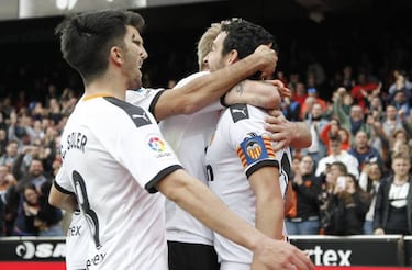 El adiós al capitán: el vestuario del Valencia se vuelca con Parejo