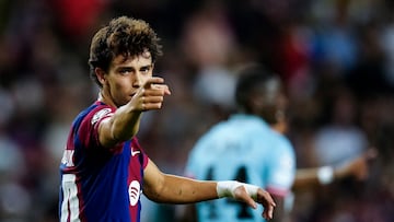 El delantero del FC Barcelona João Félix celebra tras marcar el 1-0 durante el partido entre el FC Barcelona y el Amberes correspondiente al grupo H de la Liga de Campeones, este martes en el estadio Olímpico de Montjuic, en Barcelona.