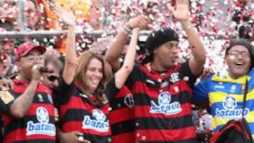<b>QUERIDO. </b>Ronaldinho fue presentado ante 20.000 aficionados. En la imagen levanta la mano a Patricia Amorim, presidenta del Flamengo.