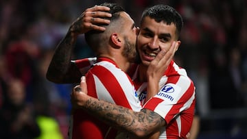 Koke besa a Ángel Correa después de que el argentino le asistiera para el 2-1 del Atlético frente al Villarreal.