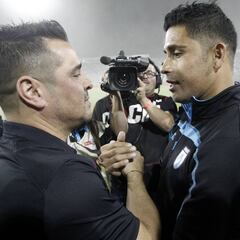 El emotivo abrazo de Tapia y Miguel Riffo en el Monumental