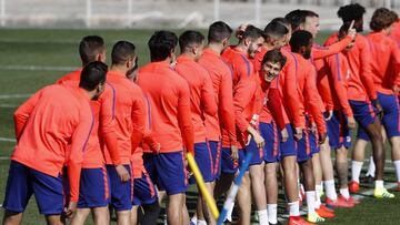 Solano, que podr&iacute;a debutar hoy con el primer equipo del Atl&eacute;tico ante el Legan&eacute;s, &uacute;nico jugador que mira atr&aacute;s en una fila de jugadores durante el entrenamiento. 