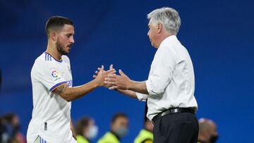 Carlo Ancelotti saluda a Eden Hazard al sustituirle en el partido de la cuarta jornada de Liga contra el Celta en el Bernabéu.