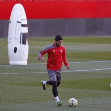 FOCO DE ATENCIÓN. Banega, en todas las conversaciones de actualidad del Sevilla, regresa hoy al once.