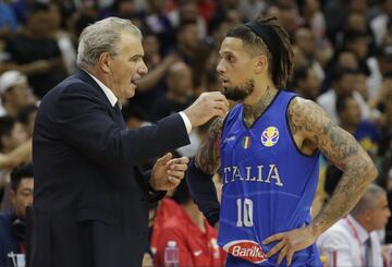 Daniel Hackett charlando con el seleccionador italiano.