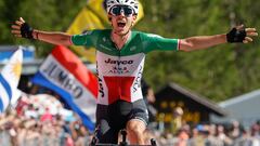 Filippo Zana celebra su victoria en Val di Zoldo.
