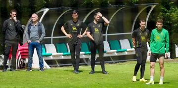 Todos han estado pendientes de Iñigo Vicente, que podrá jugar el domingo.