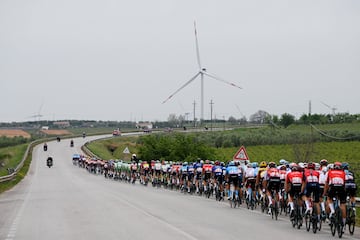 El pelotón durante la tercera etapa del Giro de Italia 2023 con 202 km de recorrido entre Vasto y Melfi. 
