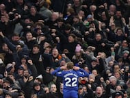 Soccer Football - Premier League - Fulham v Everton - Craven Cottage, London, Britain - February 7, 2026 Everton's Kiernan Dewsbury-Hall celebrates their second goal, an own goal scored by Fulham's Bernd Leno Action Images via Reuters/Paul Childs EDITORIAL USE ONLY. NO USE WITH UNAUTHORIZED AUDIO, VIDEO, DATA, FIXTURE LISTS, CLUB/LEAGUE LOGOS OR 'LIVE' SERVICES. ONLINE IN-MATCH USE LIMITED TO 120 IMAGES, NO VIDEO EMULATION. NO USE IN BETTING, GAMES OR SINGLE CLUB/LEAGUE/PLAYER PUBLICATIONS. PLEASE CONTACT YOUR ACCOUNT REPRESENTATIVE FOR FURTHER DETAILS..