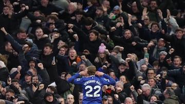 Soccer Football - Premier League - Fulham v Everton - Craven Cottage, London, Britain - February 7, 2026 Everton's Kiernan Dewsbury-Hall celebrates their second goal, an own goal scored by Fulham's Bernd Leno Action Images via Reuters/Paul Childs EDITORIAL USE ONLY. NO USE WITH UNAUTHORIZED AUDIO, VIDEO, DATA, FIXTURE LISTS, CLUB/LEAGUE LOGOS OR 'LIVE' SERVICES. ONLINE IN-MATCH USE LIMITED TO 120 IMAGES, NO VIDEO EMULATION. NO USE IN BETTING, GAMES OR SINGLE CLUB/LEAGUE/PLAYER PUBLICATIONS. PLEASE CONTACT YOUR ACCOUNT REPRESENTATIVE FOR FURTHER DETAILS..