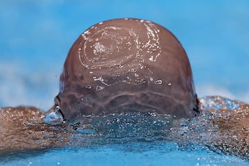 Curiosa imagen la que ilustra estas líneas. El autor de la fotografía logró captar un primerísimo plano del agua
deslizándose por la cabeza del estadounidense Raymond Prosinski, durante una eliminatoria de los 400 metros
estilos masculino del equipo olímpico de EE UU en el estadio Lucas Oil de Indianápolis, Indiana.