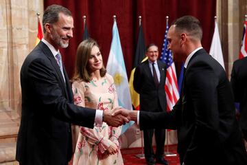 Felipe VI, junto con la reina Letizia, ha entregado hoy las insignias que distinguen a los ganadores de los Premios Princesa de Asturias en sus ocho categorías, entre ellas, a la selección masculina de rugby de Nueva Zelanda, All Blacks, 