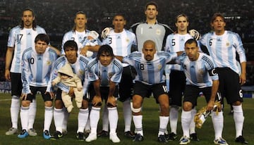 Jonas Gutierrez, Marin Demichelis, Daniel Diaz, Mariano Andujar, Fernando Gago, Gabriel Heinze, Lionel Messi, Sergio Aguero, Carlos Tevez, Juan Sebastian Veron y Javier Mascherano posan antes de un partido del Mundial de 2010 ante Colombia.