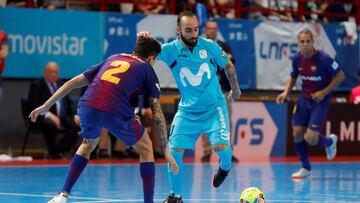 GRAF5791. TORREJ&Oacute;N DE ARDOZ (MADRID), 07/06/2018.- Jes&uacute;s Aicardo (i), del Barcelona pelea un bal&oacute;n con Ricardinho, del Movistar, en el primer partido de la final de f&uacute;tbol sala que se disputa en el pabell&oacute;n Jorge Garbajosa de Torrej&oacute;n de Ardoz. EFE/ Juanjo Martin