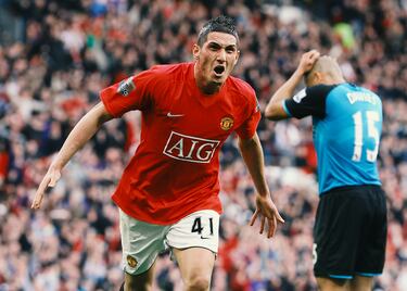 El jugador nacido en Roma fue denominado como "el nuevo Cristiano Ronaldo". Tuvo destellos de serlo pero durante muy pocos días. El actual jugador del Asteras Aktor, de la liga griega, ha rondado numerosos equipos sin llegar nunca a lo que se esperaba de él.