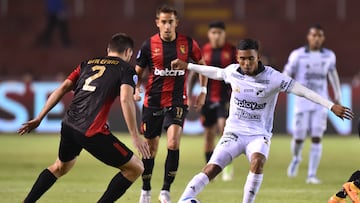 AMDEP2851. AREQUIPA (PERÚ), 06/07/2022.- Leonel Galeano (i) de Melgar disputa un balón con Edgard Camargo de Cali hoy, en un partido dela Copa Sudamericana entre Melgar y Deportivo Cali en el estadio Monumental de la UNSA en Arequipa (Perú). EFE/José Sotomayor Jiménez