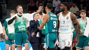 El entrenador del Baskonia Paolo Galbiati (3i) celebra con sus jugadores una canasta, durante el partido de la EuroLiga que Bakonia y Dubai BC disputan este martes en el Buesa Arena de Vitoria.