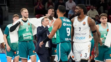 El entrenador del Baskonia Paolo Galbiati (3i) celebra con sus jugadores una canasta, durante el partido de la EuroLiga que Bakonia y Dubai BC disputan este martes en el Buesa Arena de Vitoria.