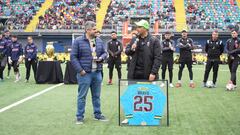 Despedida del “Gran Capitán”: La Florida sorprende a Claudio Bravo con icónica camiseta de Colo Colo