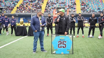 Despedida del “Gran Capitán”: La Florida sorprende a Claudio Bravo con icónica camiseta de Colo Colo