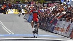 Richie Porte celebra su victoria en Willunga Hill en el Tour Down Under 2016.