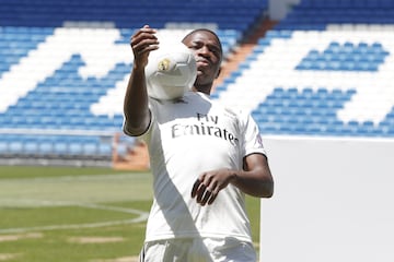 El jugador brasileño ha sido presentado en el estadio Santiago Bernabéu de la mano del presidente Florentino Pérez y acompañado de su familia.