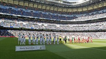 Jugadores de ambos equipos saludan a los espectadores que acudieron al Estadio Santiago Bernabéu.