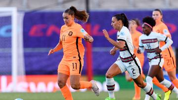 Lieke Martens de Pa赤ses Bajos conduce un bal車n en el partido ante Portugal.
